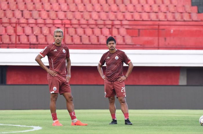 Dua pemain Persija Jakarta, Bruno Matos dan Bambang Pamungkas pada official training di Stadion Kapten I Wayan Dipta, Gianyar, Bali, Kamis (25/4/2019).