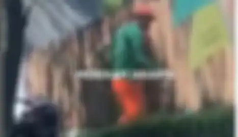 Oknum anggota PPSU menendang kepala pacarnya yang tengah duduk di Mampang Prapatan, Jakarta Selatan