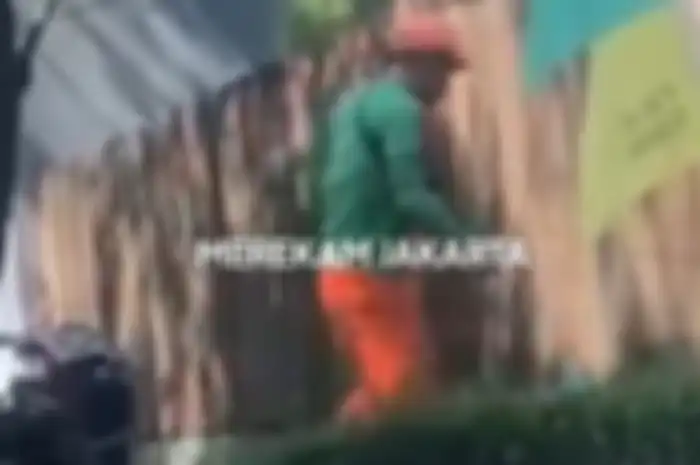 Oknum anggota PPSU menendang kepala pacarnya yang tengah duduk di Mampang Prapatan, Jakarta Selatan