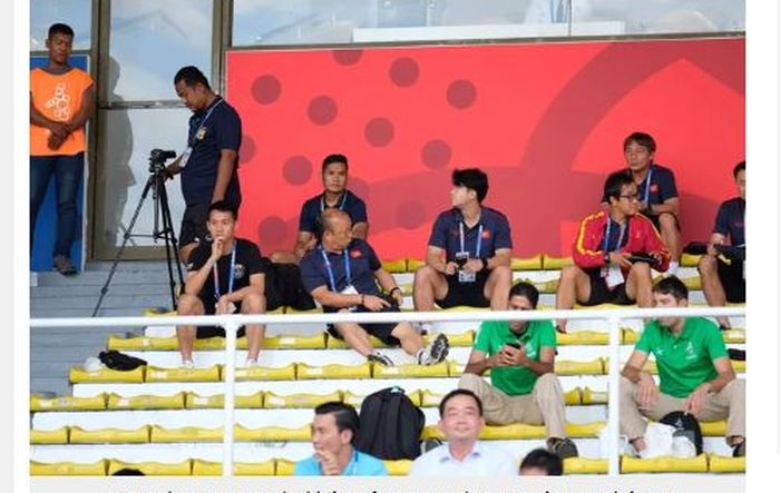 Pelatih timnas U-22 Vietnam, Park Hang-seo, bersama stafnya terlihat di tribune Rizal Memorial Stadium, Manila, saat timnas U-22 Indonesia menghadapi Thailand dalam partai fase grup SEA Games 2019.