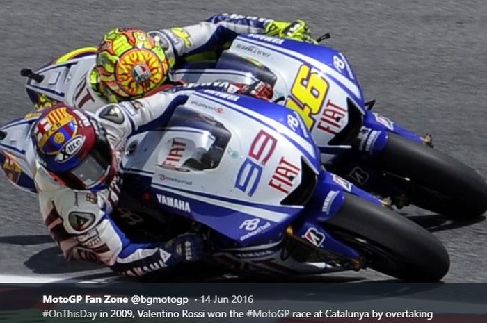 Dua pembalap FIAT Yamaha, Jorge Lorenzo (#99) dan Valentino Rossi (#46) bersaing sengit dalam balapan MotoGP Catalunya di Sirkuit Catalunya, Spanyol, 14 Juni 2009.