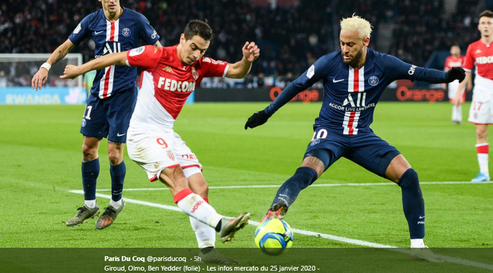 Penyerang AS Monaco, Wissam Ben Yedder dicegat oleh Neymar pada laga Paris Saint-Germain kontra AS Monaco di Liga Prancis musim 2019-2020.