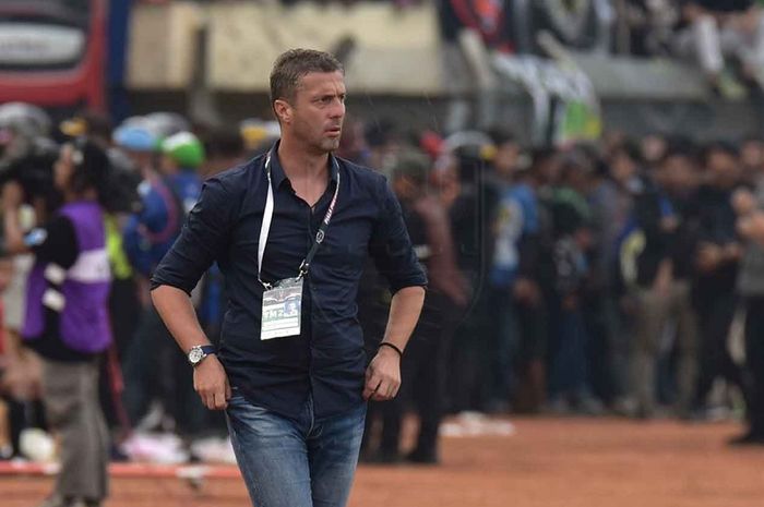 Pelatih Persib Bandung Miljan Radovic mengamati laga Piala Presiden 2019 kontra Persebaya Surabaya di Stadion Si Jalak Harupat, Kabupaten Bandung, Kamis (7/3/2019) sore WIB.