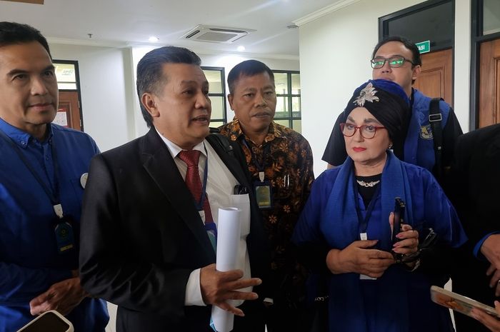 Alicia Djohar dan anggota PB PARFI saat ditemui di PTUN Jakarta Timur, Senin (5/5/2025).