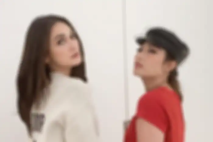  Luna Maya dan Ayu Dewi