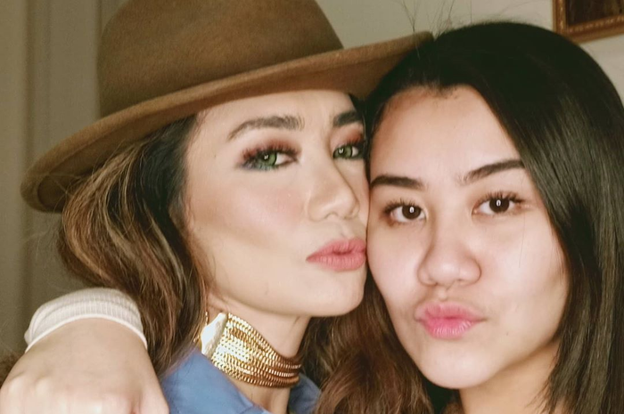 Reza Artamevia bersama Aaliyah Massaid