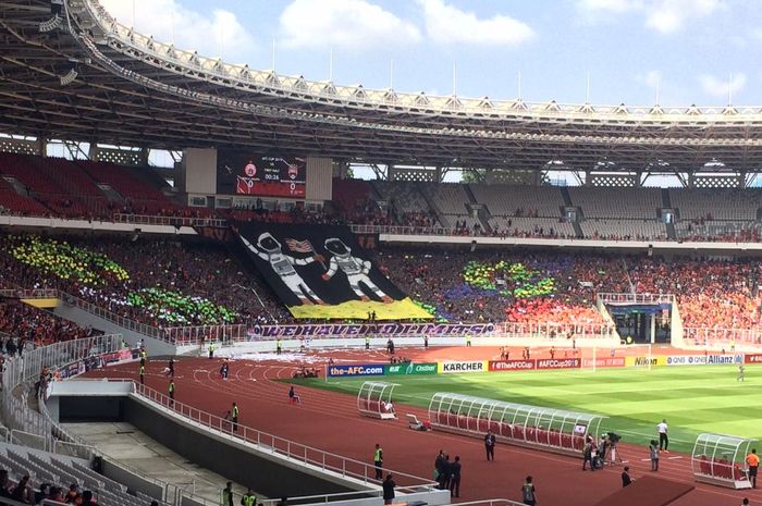 Koreografi yang ditampilkan pendukung Persija Jakarta dalam partai Piala AFC 2019 kontra Becamex Binh Duong di Stadion Utama Gelora Bung Karno, Jakarta, 26 Februari 2019.