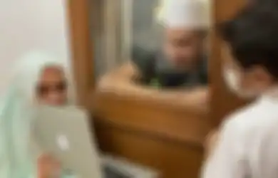 Mengharukan, Dibatasi Jendela Kaca Gara-gara Masih Isolasi Mandiri, Habib Usman Berkaca-kaca Tahan Tangisnya Video Call Sang Anak: Nggak Usah Nangis, Peh