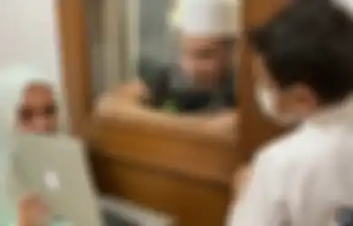 Mengharukan, Dibatasi Jendela Kaca Gara-gara Masih Isolasi Mandiri, Habib Usman Berkaca-kaca Tahan Tangisnya Video Call Sang Anak: Nggak Usah Nangis, Peh
