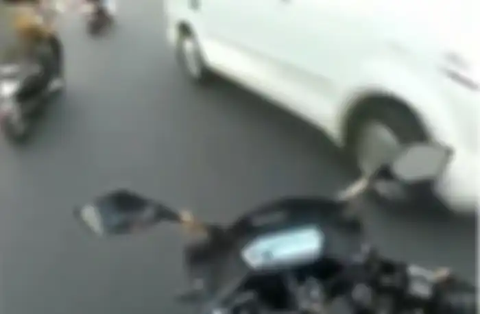 Bocah sombong pukul spion dan berkata kasar di Bali akhirnya ditilang polisi.