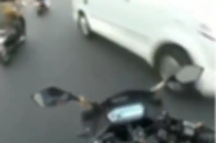 Bocah sombong pukul spion dan berkata kasar di Bali akhirnya ditilang polisi.