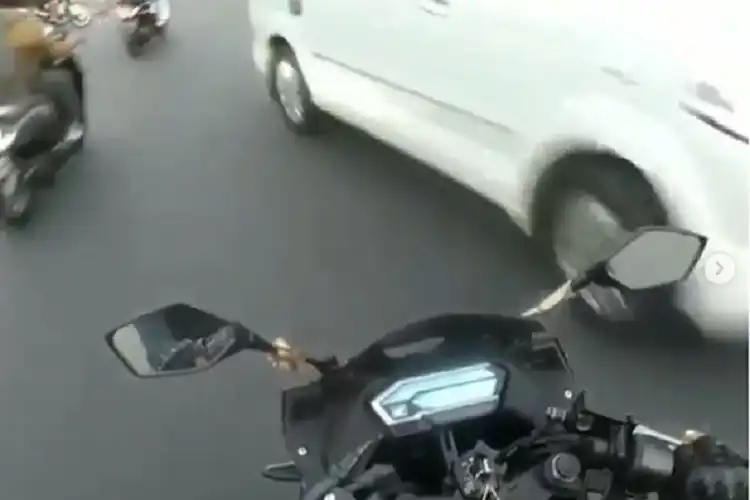 Songong! Video Bocah 13 Tahun Naik Motor Ugal-ugalan, Pukul Spion Berujung Pengejaran Polisi