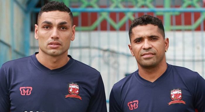 Jaimerson da Silva Xavier alias Jaime, dan Alberto Goncalves alias Beto berfoto saat sesi latihan Madura United.