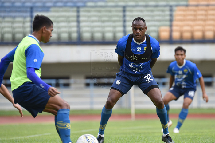 Victor Igbonefo ketika menjalani sesi latihan di lapangan Stadion Gelora Bandung Lautan Api, Rabu (22/1/2020).