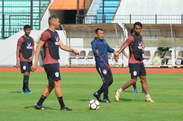 Jafri Sastra saat memimpil latihan PSIS Semarang.