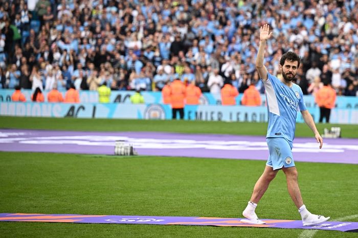 Bernardo Silva dalam acara seremoni juara Liga Inggris Manchester City di Etihad Stadium (22/5/2022).