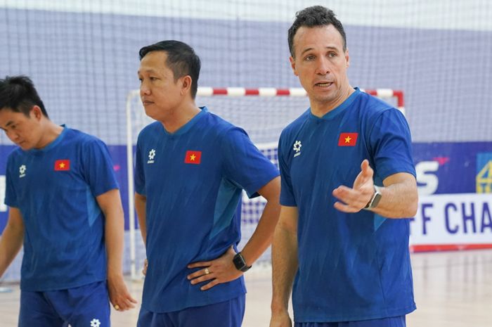 Pelatih Timnas Futsal Vietnam, Diego Giustozzi (paling kanan), berbagi  cerita soal persiapan timnya jelang Piala Asia Futsal 2026.