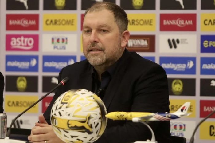 Pelatih Timnas Malaysia Peter Cklamovski saat menghadiri konferensi pers.