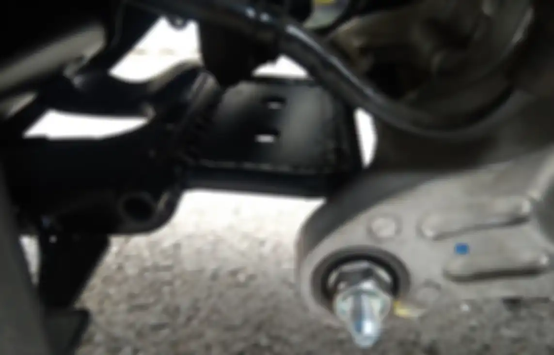 Engine mounting bawaan di-custom agar lebih mundur sebanyak 7 cm