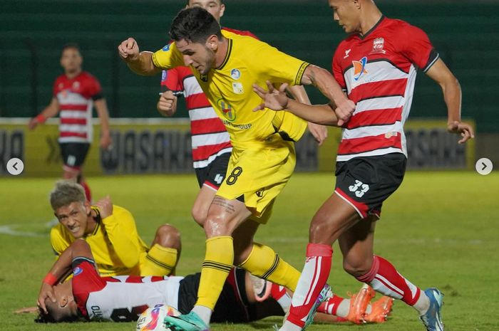 Suasana Pertandingan antara Barito Putera Vs Madura United dalam laga pekan kedua Liga 1 2024/2025 yang berlangsung di Stadion Sultan Agung, Bantul, Yogyakarta, Jumat (16/8/2024).