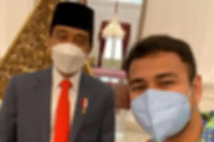 Presiden Jokowi dan Raffi Ahmad setelah melakuakn proses vaksinasi Covid-19 dosis kedua. 