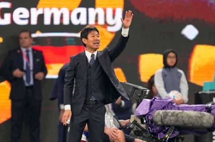 Pelatih timnas Jepang, Hajime Moriyasu, saat memberikan arahan  dalam partai perdana Grup E Piala Dunia 2022 melawn timnas Jerman, Rabu (23/11/2022).