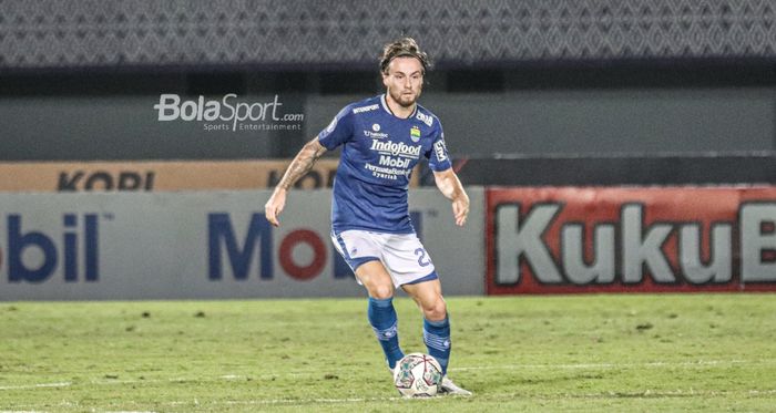 Gelandang Persib Bandung, Marc Klok, sedang menguasai bola dalam laga pekan keempat Liga 1 2021 di Stadion Indomilk Arena, Tangerang, Banten, 23 September 2021.