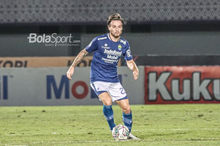 Gelandang Persib Bandung, Marc Klok, sedang menguasai bola dalam laga pekan keempat Liga 1 2021 di Stadion Indomilk Arena, Tangerang, Banten, 23 September 2021.