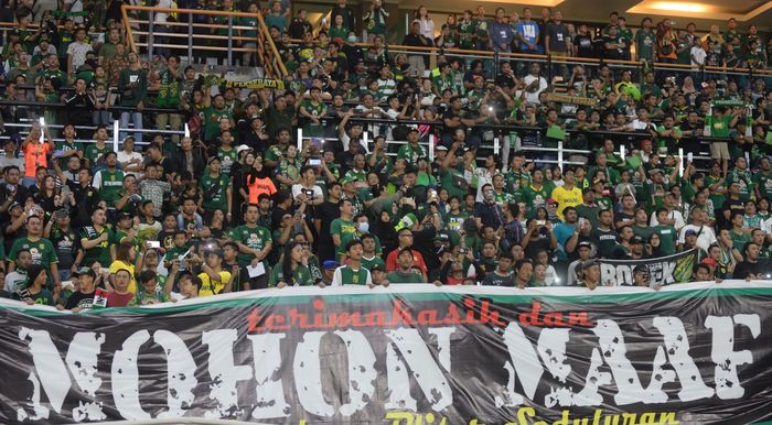 Suporter Persebaya (Bonek) membawa spanduk permintaan maaf pada warga Blitar atas kasus kerusuhan setelah laga Piala Gubernur Jatim 2020 ke laga perdana Persebaya Surabaya di Liga 1 2020 di Stadion Gelora Bung Tomo, Surabaya, Sabtu (29/2/2020).