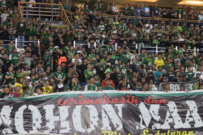 Suporter Persebaya (Bonek) membawa spanduk permintaan maaf pada warga Blitar atas kasus kerusuhan setelah laga Piala Gubernur Jatim 2020 ke laga perdana Persebaya Surabaya di Liga 1 2020 di Stadion Gelora Bung Tomo, Surabaya, Sabtu (29/2/2020).