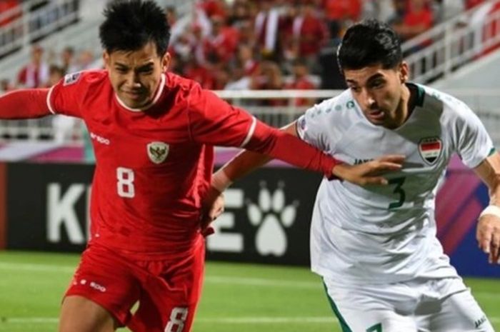 Sayap Timnas U-23 Indonesia Witan Sulaeman dibayangi bek Irak Ahmed Maknzi dalam perebutan peringkat ketiga Piala Asia U-23 2024 di Stadion Abdullah bin Khalifa, Doha, Kamis (2/5/2024).