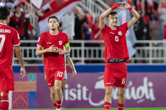 Marselino Ferdinan, Justin Hubner, dan Ivar Jenner menyapa para suporter Timnas U-23 Indonesia seusai dikalahkan Irak 2-1 dalam perebutan peringkat ketiga Piala Asia U-23 2024 di Doha, Qatar.