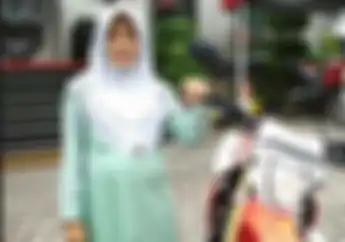 Bikin Ngiri! Mamah Muda Ini Kasih Kado Honda CRF150L Untuk Suaminya yang Ulang Tahun
