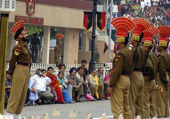 Uniknya 'Pertempuran' Tanpa Senjata di Perbatasan India-Pakistan, Malah Jadi Tontonan