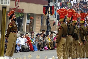 Uniknya 'Pertempuran' Tanpa Senjata di Perbatasan India-Pakistan, Malah Jadi Tontonan