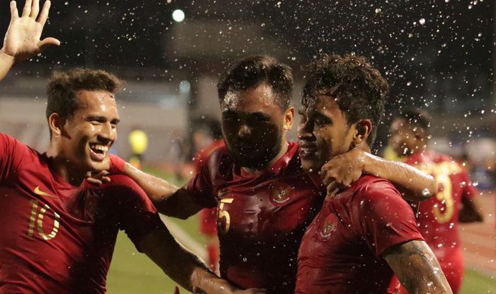 Trio pemain timnas U-22 Indonesia; Egy Maulana Vikri, Saddil Ramdani (tengah), dan Osvaldo Haay bergembira saat merayakan gol ke gawang timnas U-22 Singapura pada laga kedua sepak bola putra SEA Games 2019 di Stadion Rizal Memorial, Manila, Filipina, 28 November 2019.