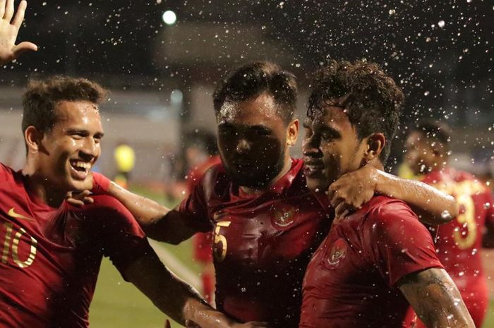 Trio pemain timnas U-22 Indonesia; Egy Maulana Vikri, Saddil Ramdani (tengah), dan Osvaldo Haay bergembira saat merayakan gol ke gawang timnas U-22 Singapura pada laga kedua sepak bola putra SEA Games 2019 di Stadion Rizal Memorial, Manila, Filipina, 28 November 2019.