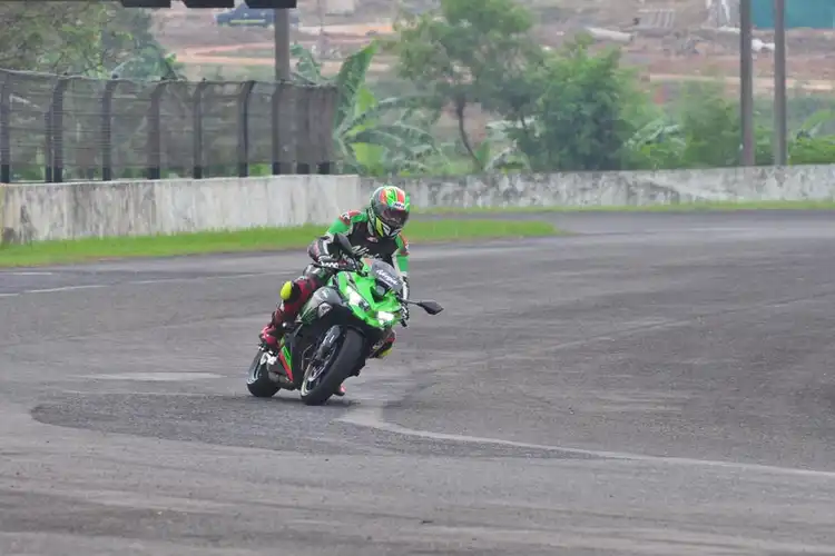 Test Ride Kawasaki Ninja ZX-25R di Sirkuit, Ternyata Begini Rasanya!