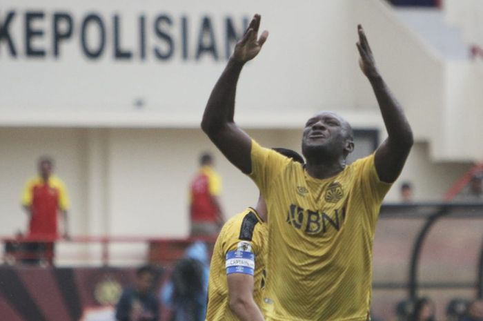 Selebrasi striker Bhayangkara FC, Herman Dzumafo Epandi seusai mencetak gol ke gawang PSBL Langsa pada laga 32 besar Piala Indonesia 2018 di Stadion PTIK, Jakarta Selatan, 1 Februari 2019. 