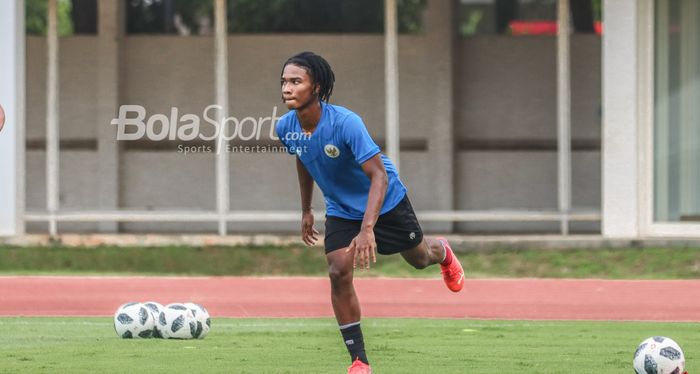 Pemain timnas U-19 Indonesia, Ronaldo Kwateh, sedang melakukan pemanasan dalam sesi latihannya di Stadion Madya, Senayan, Jakarta, 2 Maret 2022.