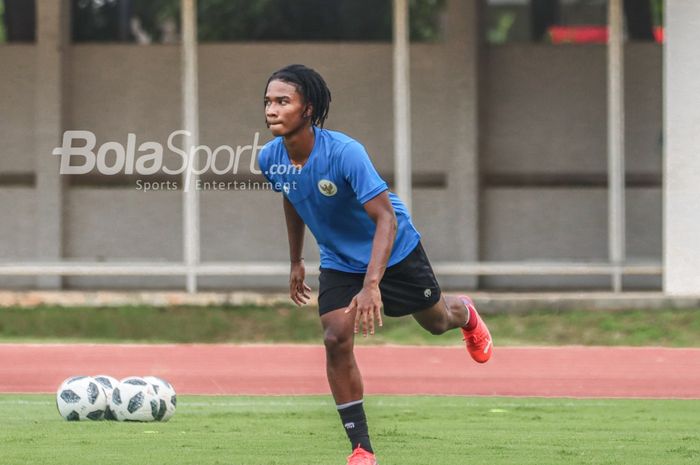 Pemain timnas U-19 Indonesia, Ronaldo Kwateh, sedang melakukan pemanasan dalam sesi latihannya di Stadion Madya, Senayan, Jakarta, 2 Maret 2022.