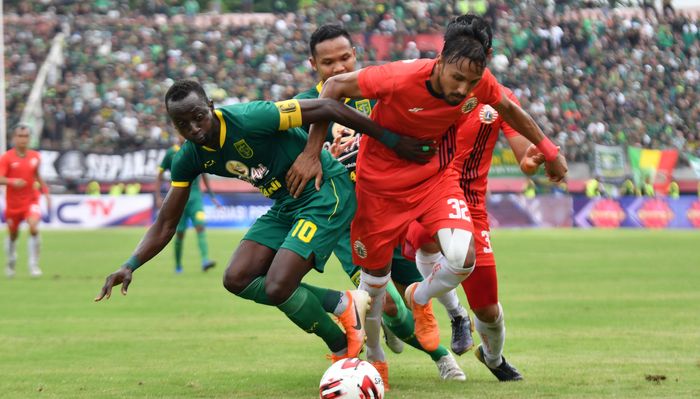 Pemain Persebaya Surabaya, Makan Konate, dan pemain Persija Jakarta, Rohit Chand, saat berduel di laga final Piala Gubernur Jatim 2020, Kamis (20/2/2020) di Stadion Gelora Delta, Sidoarjo.