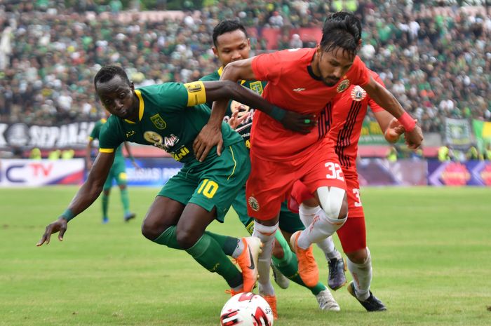 Pemain Persebaya Surabaya, Makan Konate, dan pemain Persija Jakarta, Rohit Chand, saat berduel di laga final Piala Gubernur Jatim 2020, Kamis (20/2/2020) di Stadion Gelora Delta, Sidoarjo.