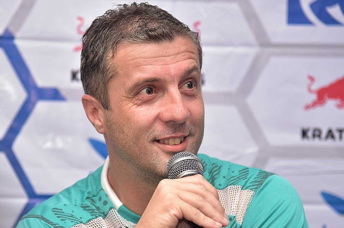 Pelatih Persib Bandung, Miljan Radovic, saat diwawancarai pada sesi konferensi pers sebelum pertandingan.