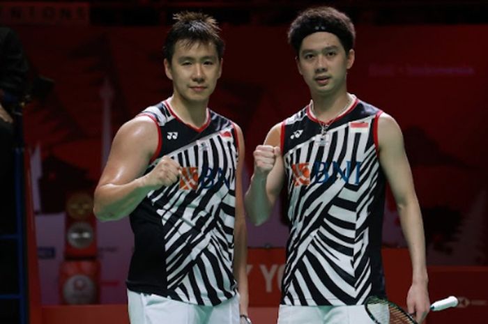 Pasangan ganda putra, Marcus Fernaldi Gideon/Kevin Sanjaya Sukamuljo, usai menang atas Lee Yang/Wang Chi-lin pada babak semifinal BWF World Tour Finals 2021 di Bali International Convention Centre, Nusa Dua, Bali, Sabtu (4/12/2021).