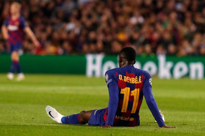 Penyerang Barcelona, Ousman Dembele, saat mengalami cedera dalam laga melawan Borussia Dortmund di babak penyisihan Grup F Liga Champions 2019/2020 pada 27 November 2019 di Stadion Camp Nou, Barcelona.