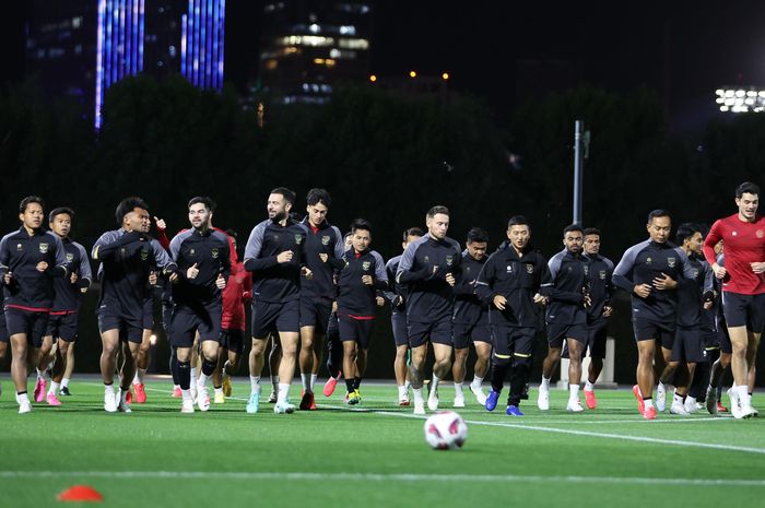 Para pemain timnas Indonesia saat menjalani latihan perdana di Lapangan Al Egla 2, Doha, Qatar, Minggu (7/1/2024).