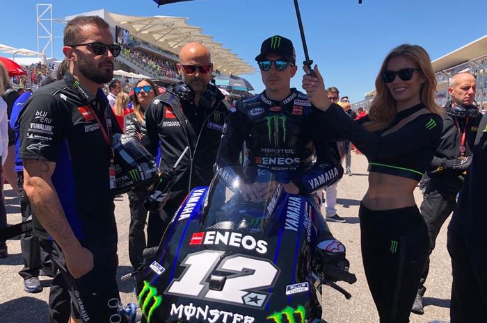 Maverick Vinales bersama Esteban Garcia ketika sedang bersiap untuk menjalani balapan MotoGP Americas 2019.