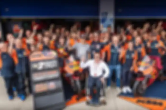 Direktur motorsport KTM, Pit Beirer (kemeja putih) bersama tim KTM MotoGP bilang ke depannya KTM gak bakal rekrut pembalap MotoGP alumnus Yamaha