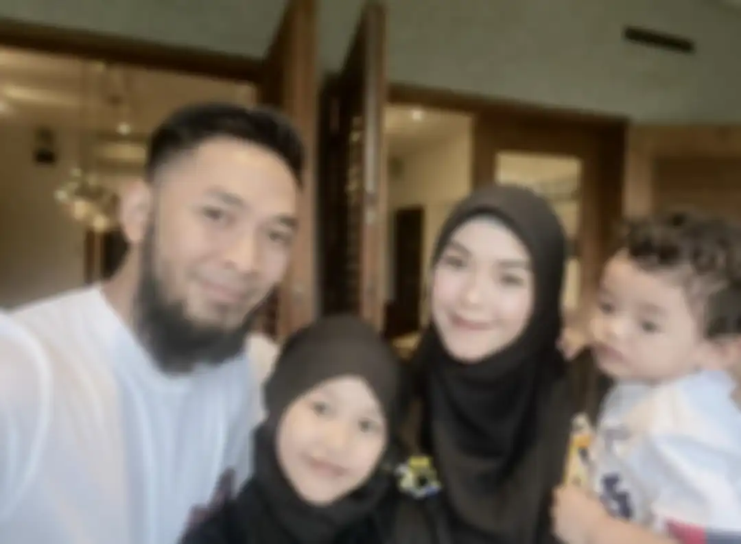 Uki eks Noah bersama istri dan anak-anaknya